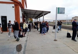 Viajeros esperando en la estación de Almendralejo.