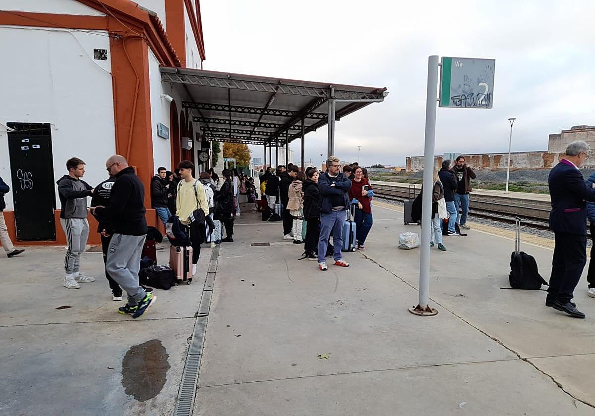 Viajeros esperando en la estación de Almendralejo.