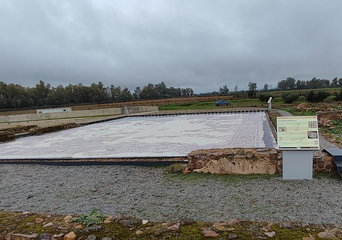 Imagen principal - Mosaico y otros detalles constructivos de la villa romana de La Majona. 