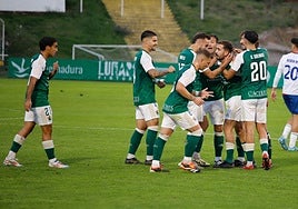 Los jugadores del Cacereño celebran el gol de Joserra que dio el triunfo ante el Rayo Majadahonda.