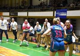 Las jugadoras del Miralvalle celebran un punto en un partido anterior.