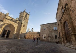 A la derecha, sede de la Diócesis de Coria-Cáceres, situada en la plaza de Santa María de Cáceres, frente a la Concatedral.