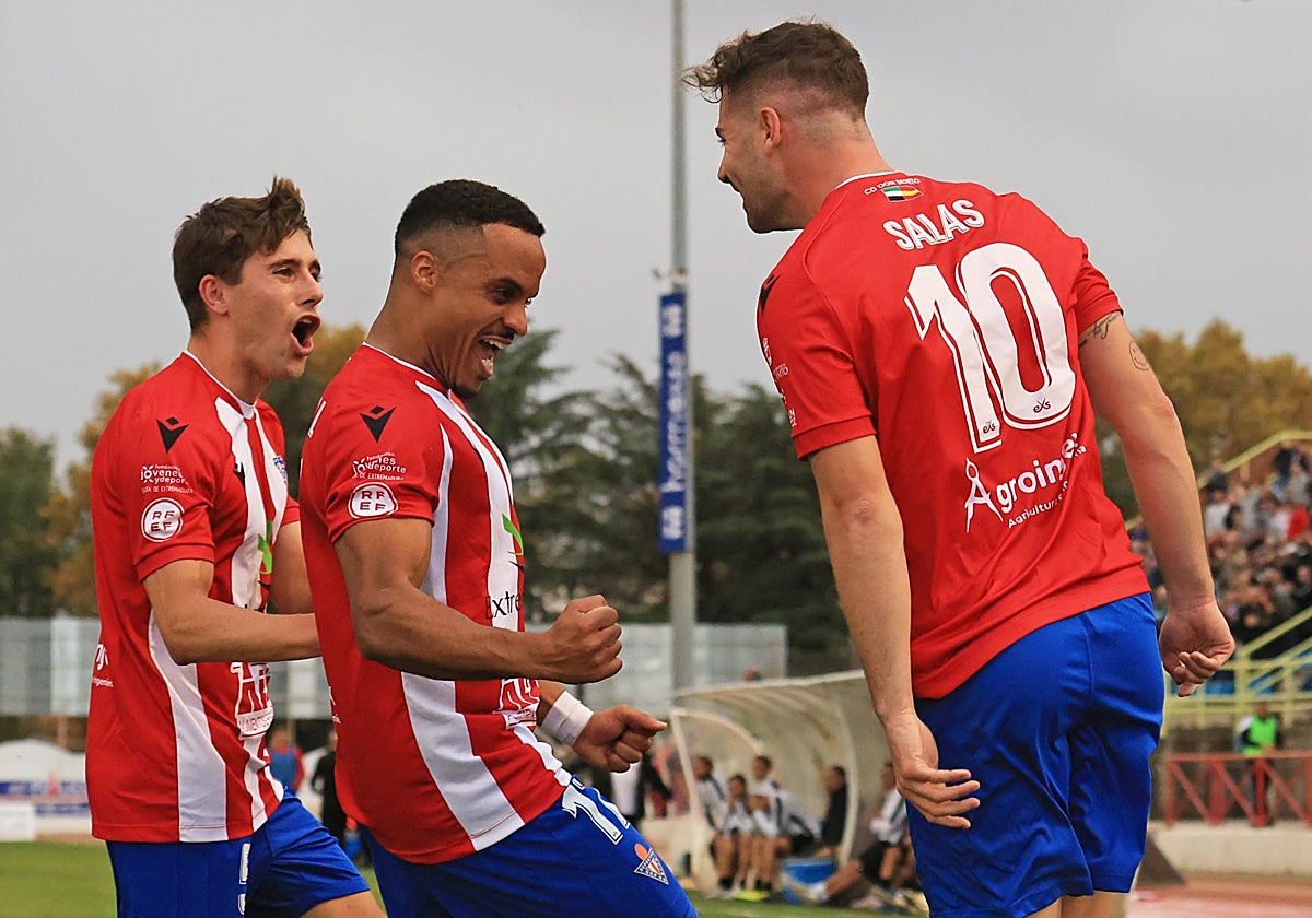 Ponce y Raly celebran el gol de Dani Salas el pasado domingo.