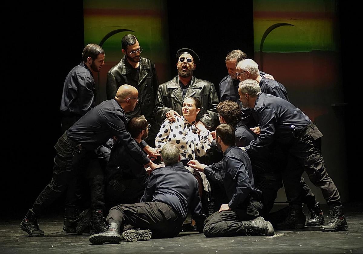 Imagen de la ópera 'Carmen', interpretada este sábado en el teatro López de Ayala.