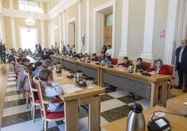 Niños participantes en el pleno de la infancia celebrado en el Ayuntamiento de Cáceres.