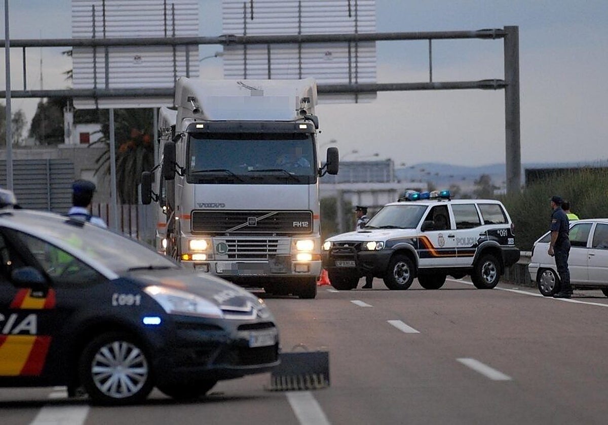 Un control de la Policía Nacional en busca de droga en Badajoz.