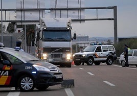 Un control de la Policía Nacional en busca de droga en Badajoz.