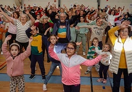 Abuelos y nietos celebran juntos un día sin clases