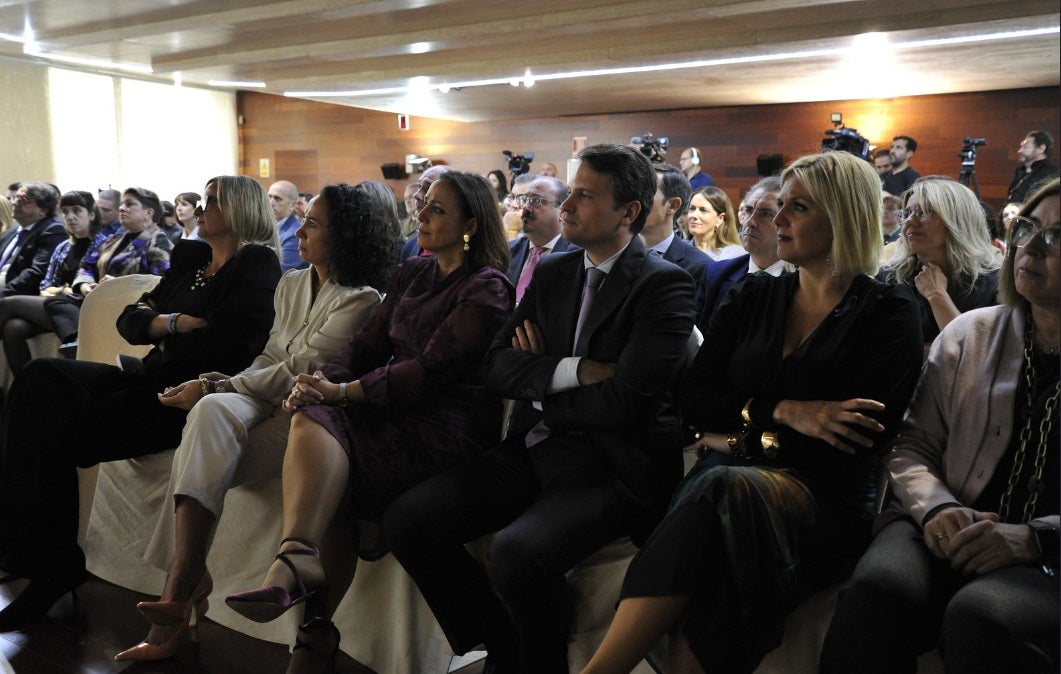 El manifiesto acordado en la Asamblea ha sido leído por Nerea Fernández (Unidas por Extremadura); Soraya Vega (PSOE) e Isabel García (PP).