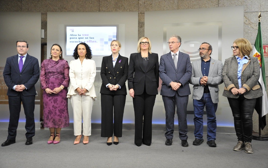 Como cada 25 de noviembre, la Asamblea de Extremadura reúne a representantes de la sociedad extremeña y aprueba un manifiesto en favor de los derechos de las mujeres suscrito por casi todos los grupos parlamentarios.