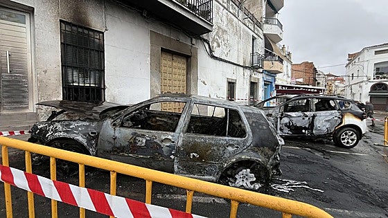 Un incendio en dos coches en Zalamea afecta a dos viviendas y dos personas atendidas por el humo