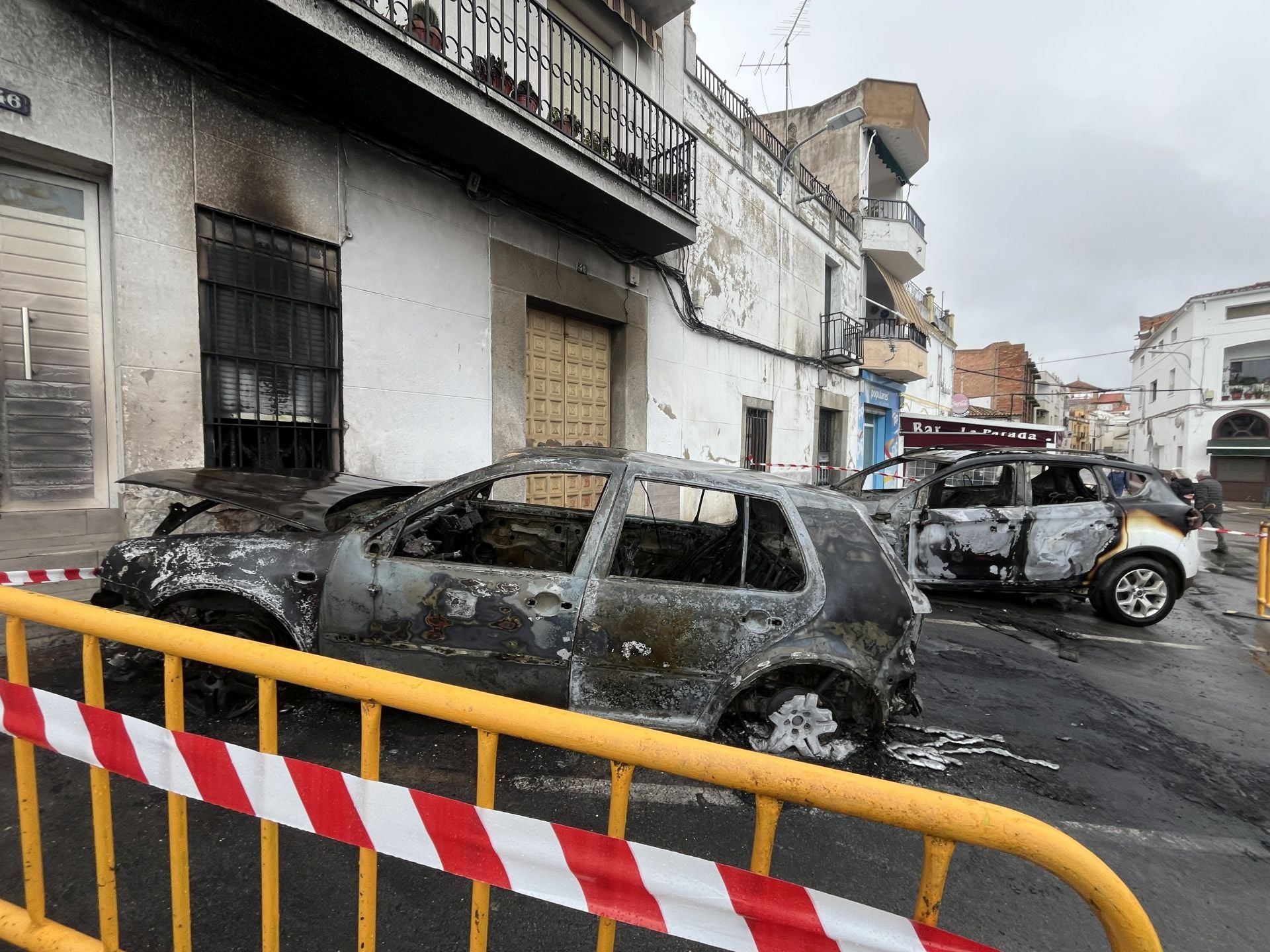 Así han quedado los coches y la vivienda tras el incendio en Zalamea de la Serena