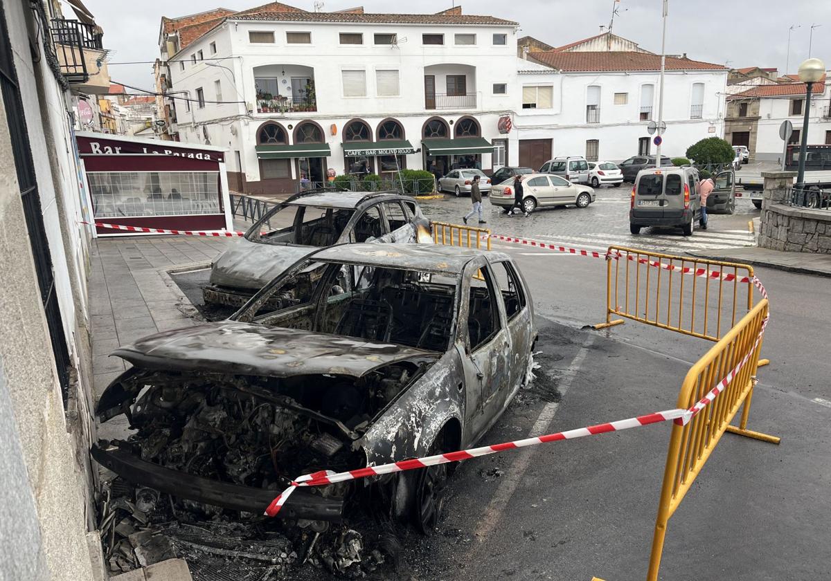 Así han quedado los coches y la vivienda tras el incendio en Zalamea de la Serena