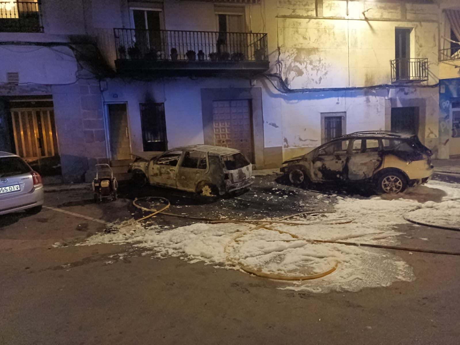 Así han quedado los coches y la vivienda tras el incendio en Zalamea de la Serena