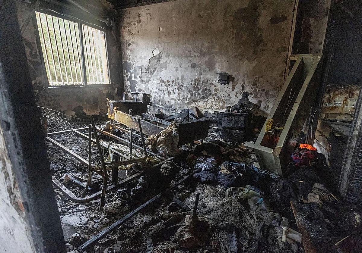 Interior de un piso de Cáceres donde se produjo un incendio la semana pasada.