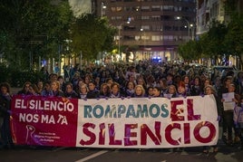 Cabeza de la manifestación contra la violencia de género esta tarde en Badajoz.