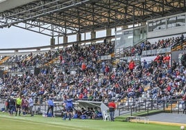 Aspecto de la Tribuna en el último partido del Badajoz en el Nuevo Vivero ante el Extremadura.