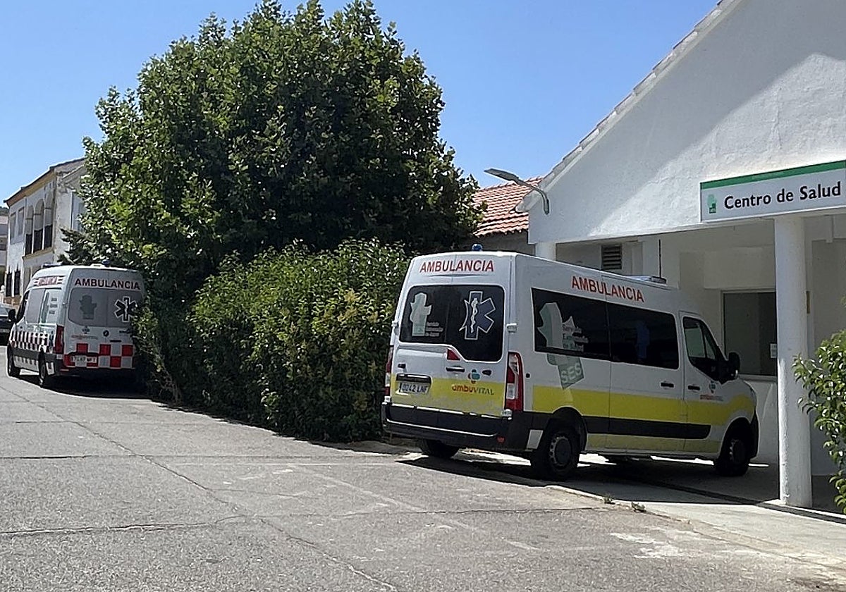 Ambulancias en el centro de salud de Monesterio, en el sur regional.