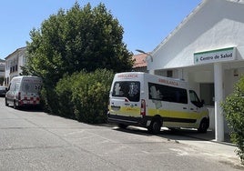 Ambulancias en el centro de salud de Monesterio, en el sur regional.