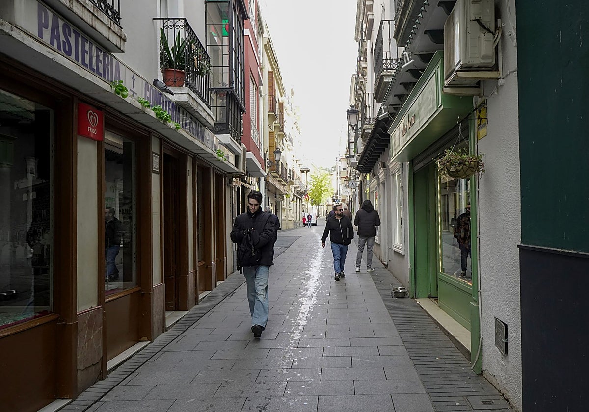 La calle Francisco Pizarro, sin luces de Navidad.