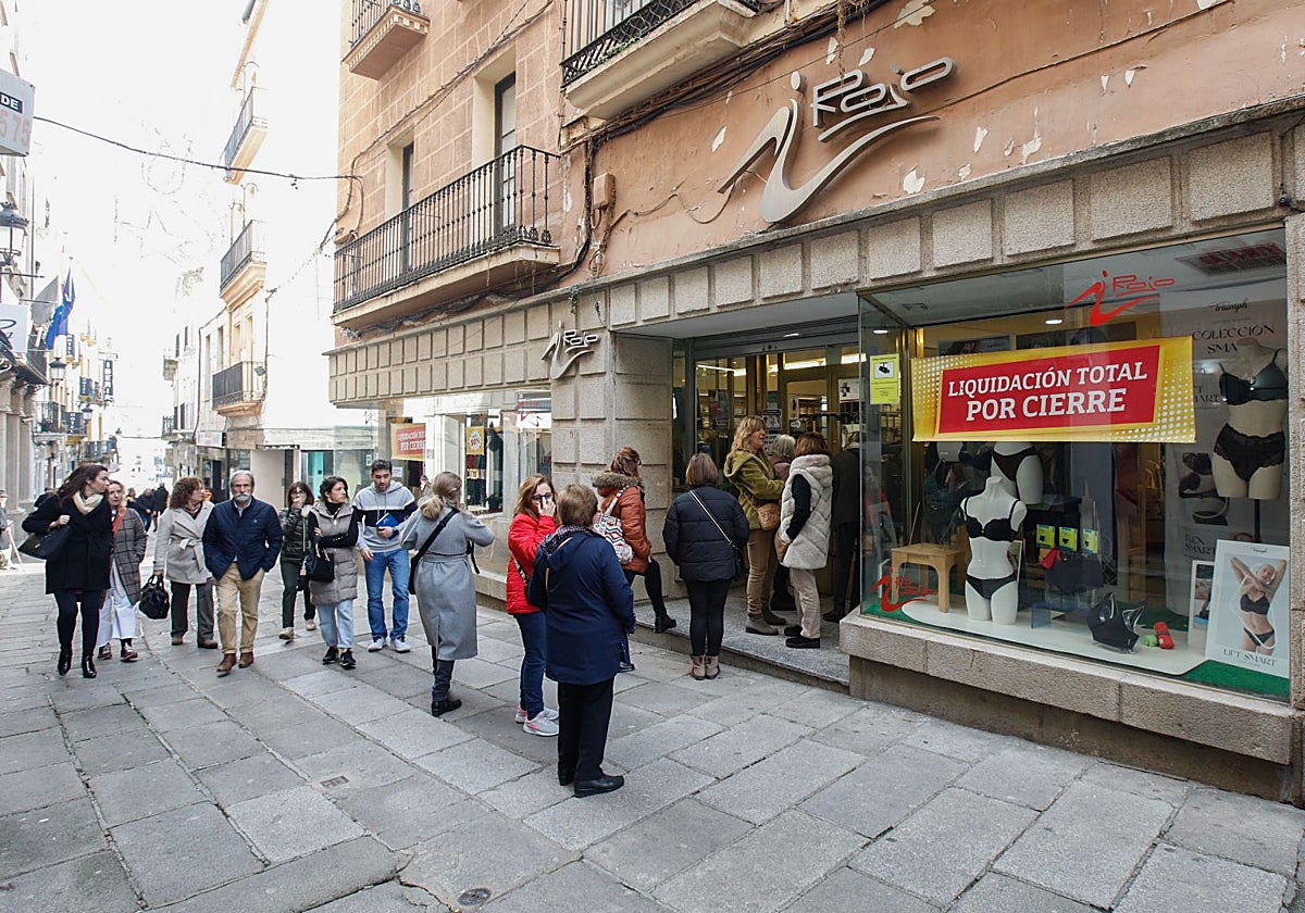 Cola a las puertas de Tiendas Rojo, en la calle Pintores de Cáceres, este martes a media mañana.