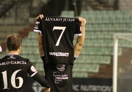 Juanjo Sánchez enseña la camiseta de Álvaro Juan tras su gol el pasado sábado.