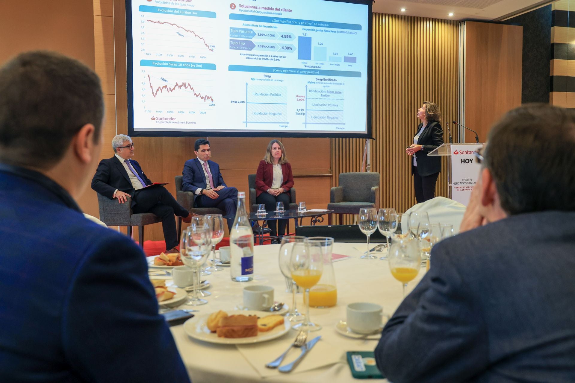 De izquierda a derecha, los participantes de la mesa redonda del Foro de Mercados Santander: Luis Expósito, jefe de Área de HOY; Gerardo Puerta, director Asset Allocation de Banco Santander, Laura Velasco, economista senior del área de Mercados de Banco Santander; y Begoña Martínez, directora de Mercados del Banco Santander Extremadura.