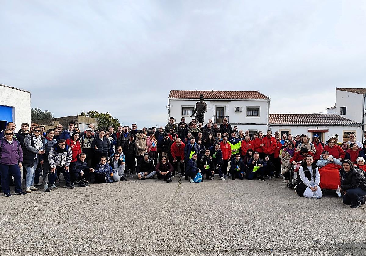 Los participantes posan bajo la escultura al paralímpico José María Pámpano «Pampa»