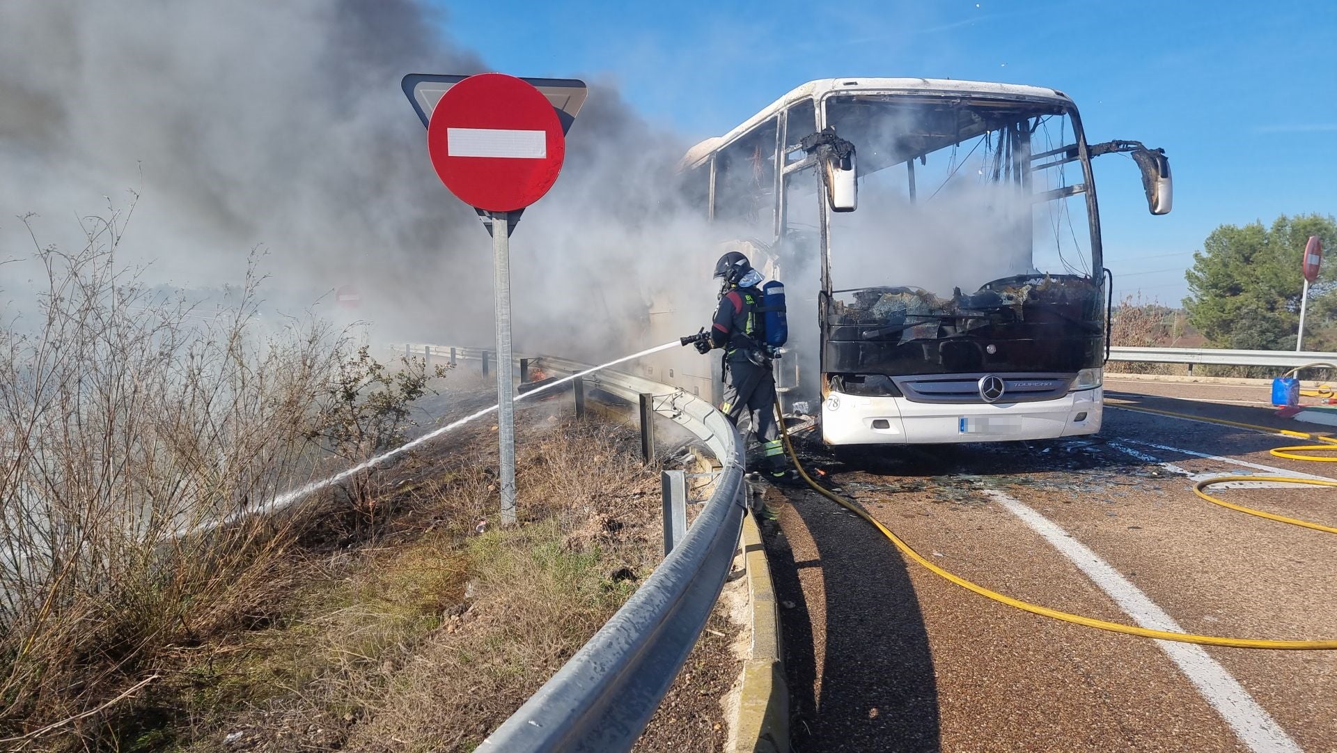 Así ha quedado el autobús que ha ardido en la A-5 cerca de Mérida