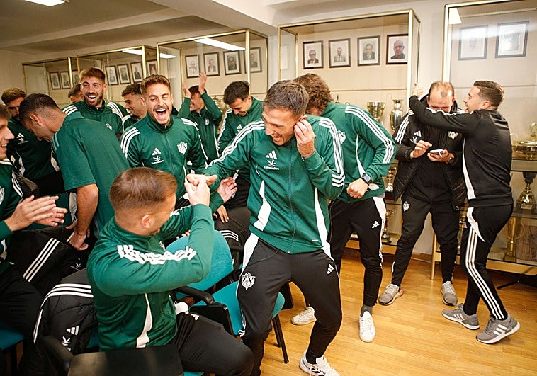 Explosión de júbilo entre la plantilla del Cacereño al conocer que el sorteo les emparejaba con el Atlético de Madrid.