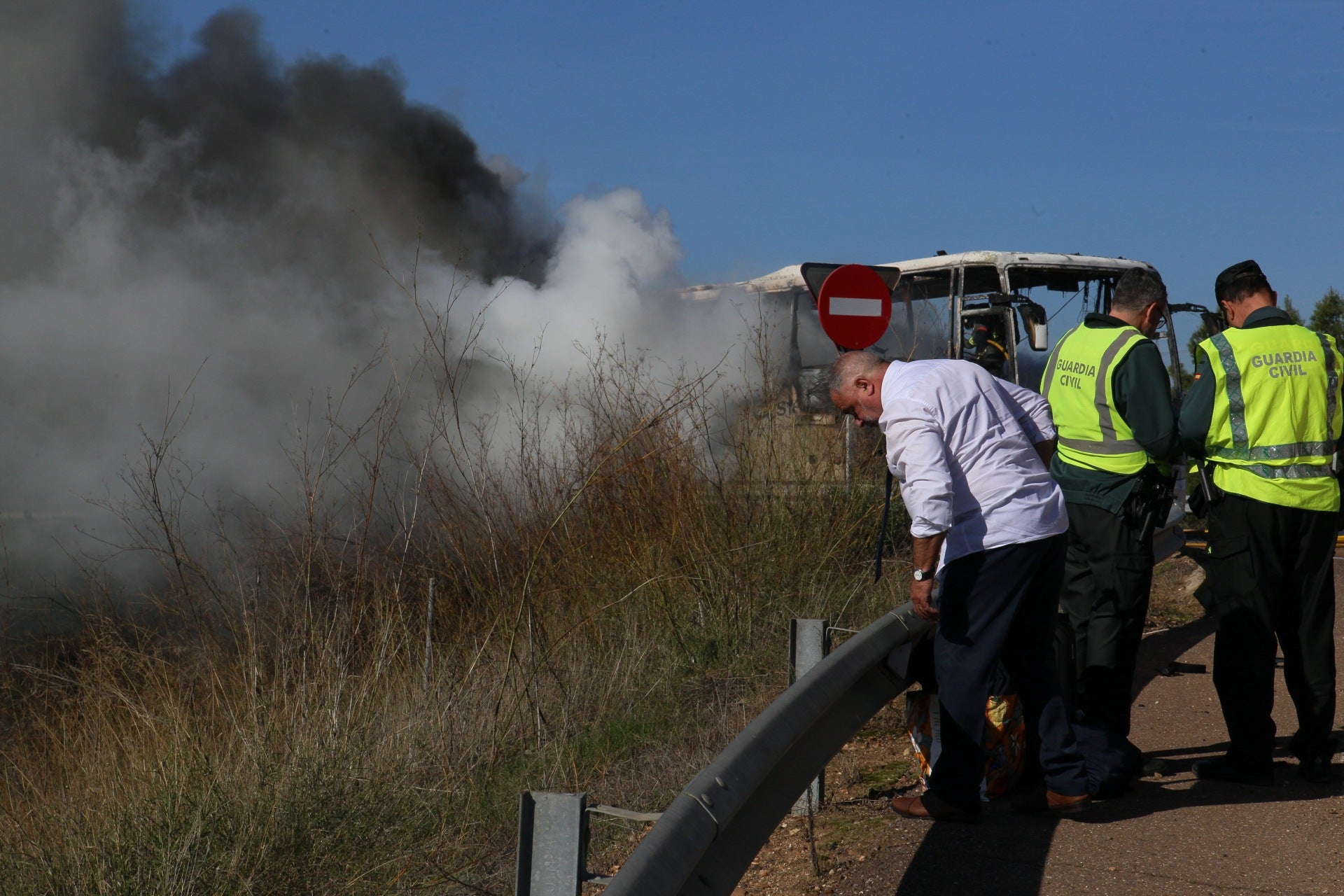 Así ha quedado el autobús que ha ardido en la A-5 cerca de Mérida