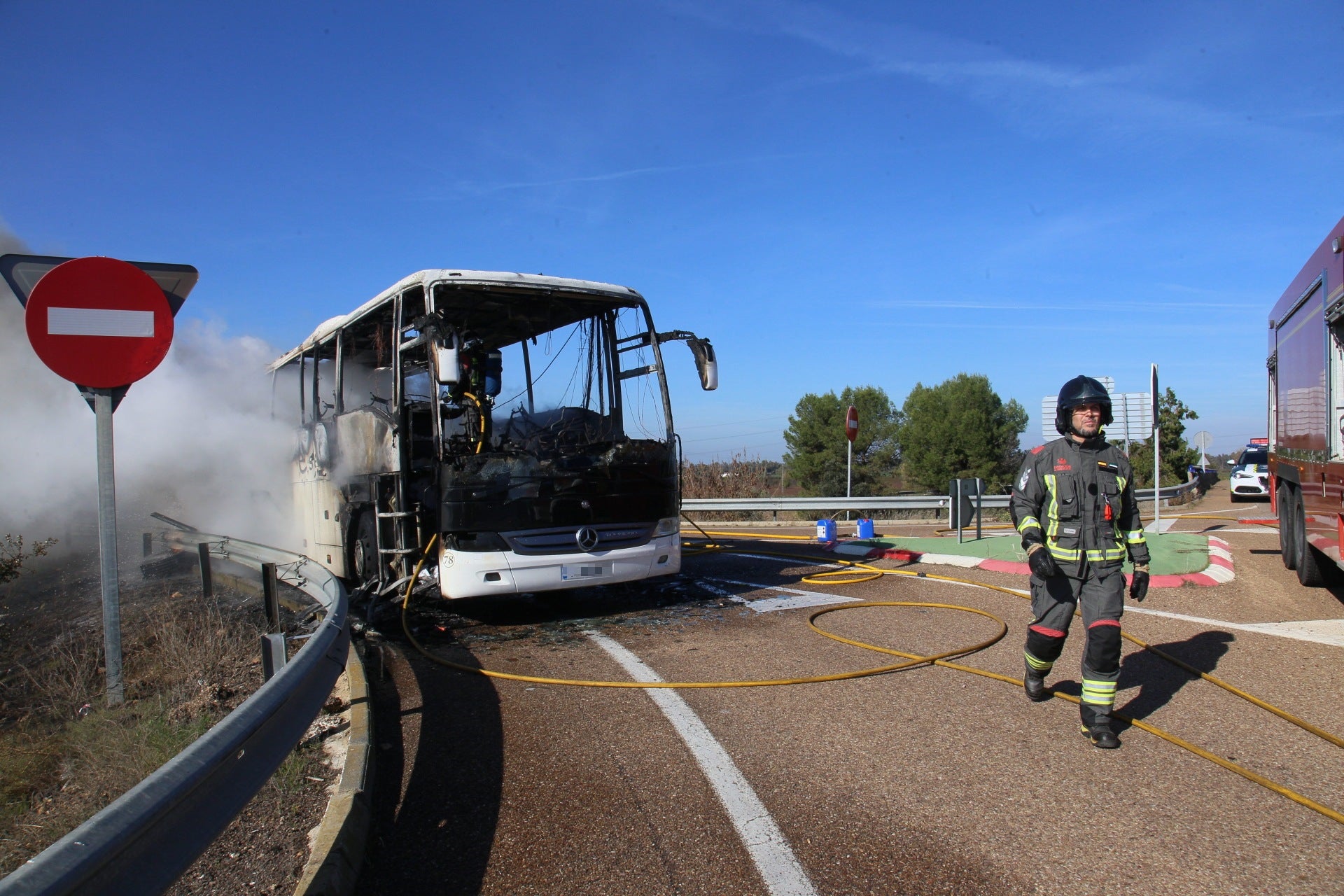 Así ha quedado el autobús que ha ardido en la A-5 cerca de Mérida