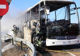 Así ha quedado el autobús que ha ardido en la A-5 cerca de Mérida