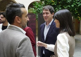 El músico David Sánchez Pérez-Castejón habla con Miriam García y Ricardo Cabezas durante la presentación del programa de Ópera Joven este mes.