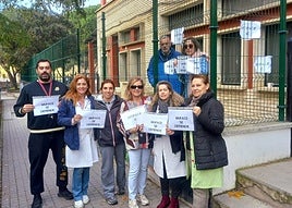 Docentes manifestados a las puertas de los centros educativos.