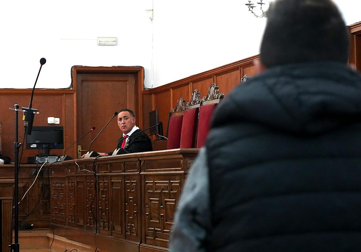 La acusada, de espaldas, durante el juicio celebrado en Badajoz.