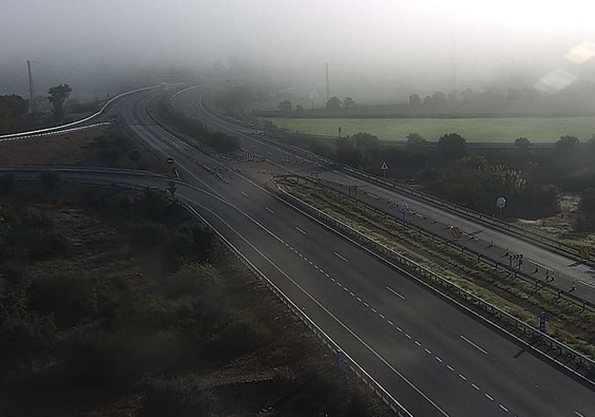 Tramo de la A-5 con la señalización de obra a la altura de la carretera de Cáceres.