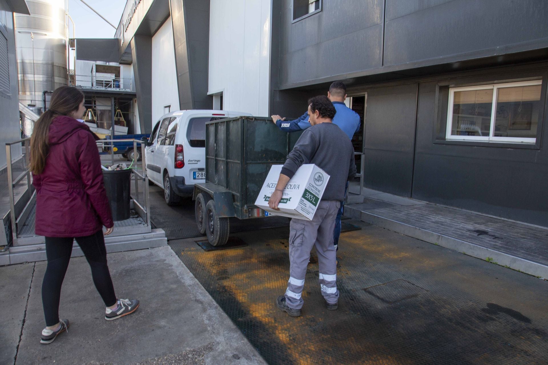 Fotos | Colas en la cooperativa de San Serván para comprar aceite más barato