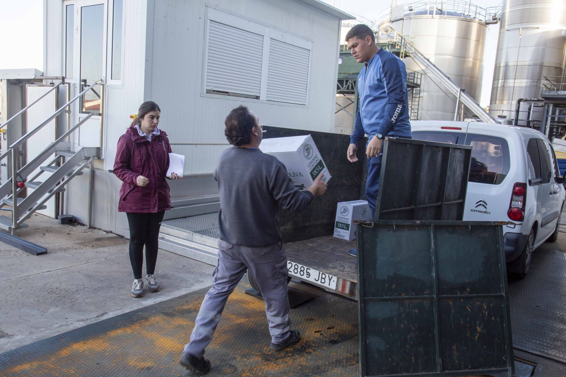 Fotos | Colas en la cooperativa de San Serván para comprar aceite más barato