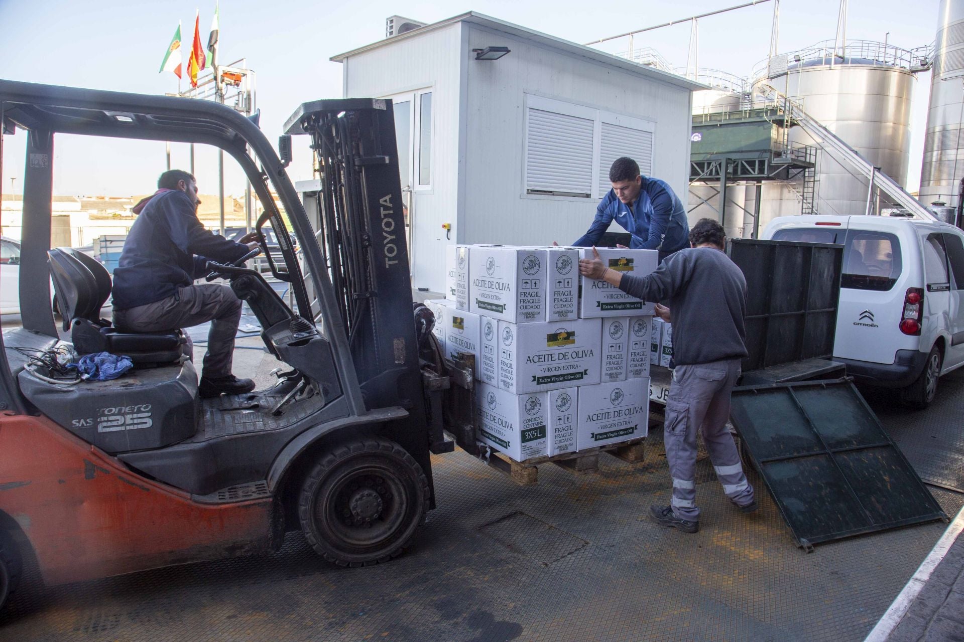 Fotos | Colas en la cooperativa de San Serván para comprar aceite más barato