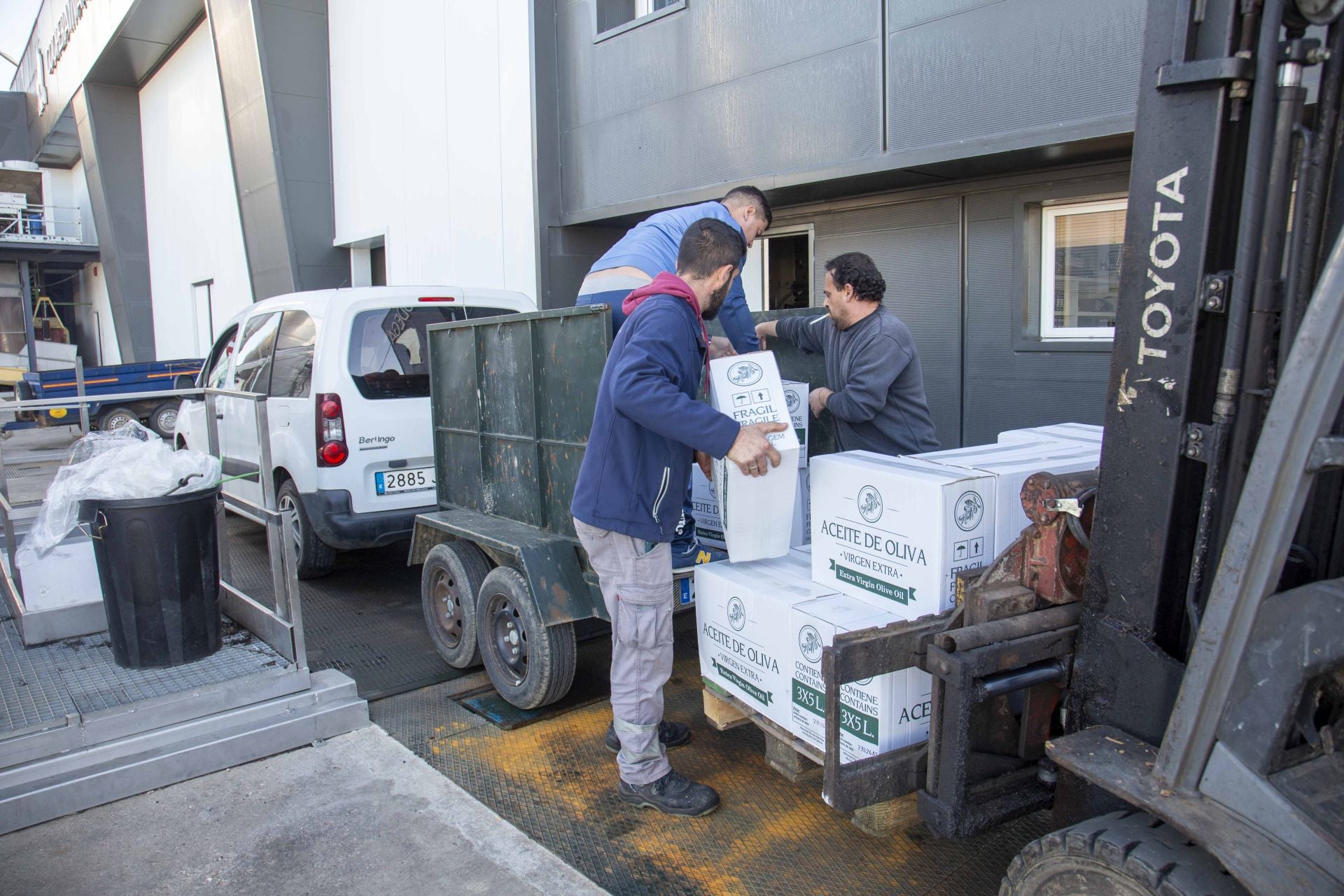 Fotos | Colas en la cooperativa de San Serván para comprar aceite más barato