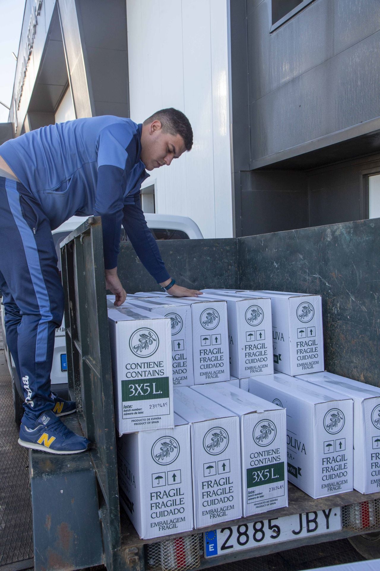 Fotos | Colas en la cooperativa de San Serván para comprar aceite más barato