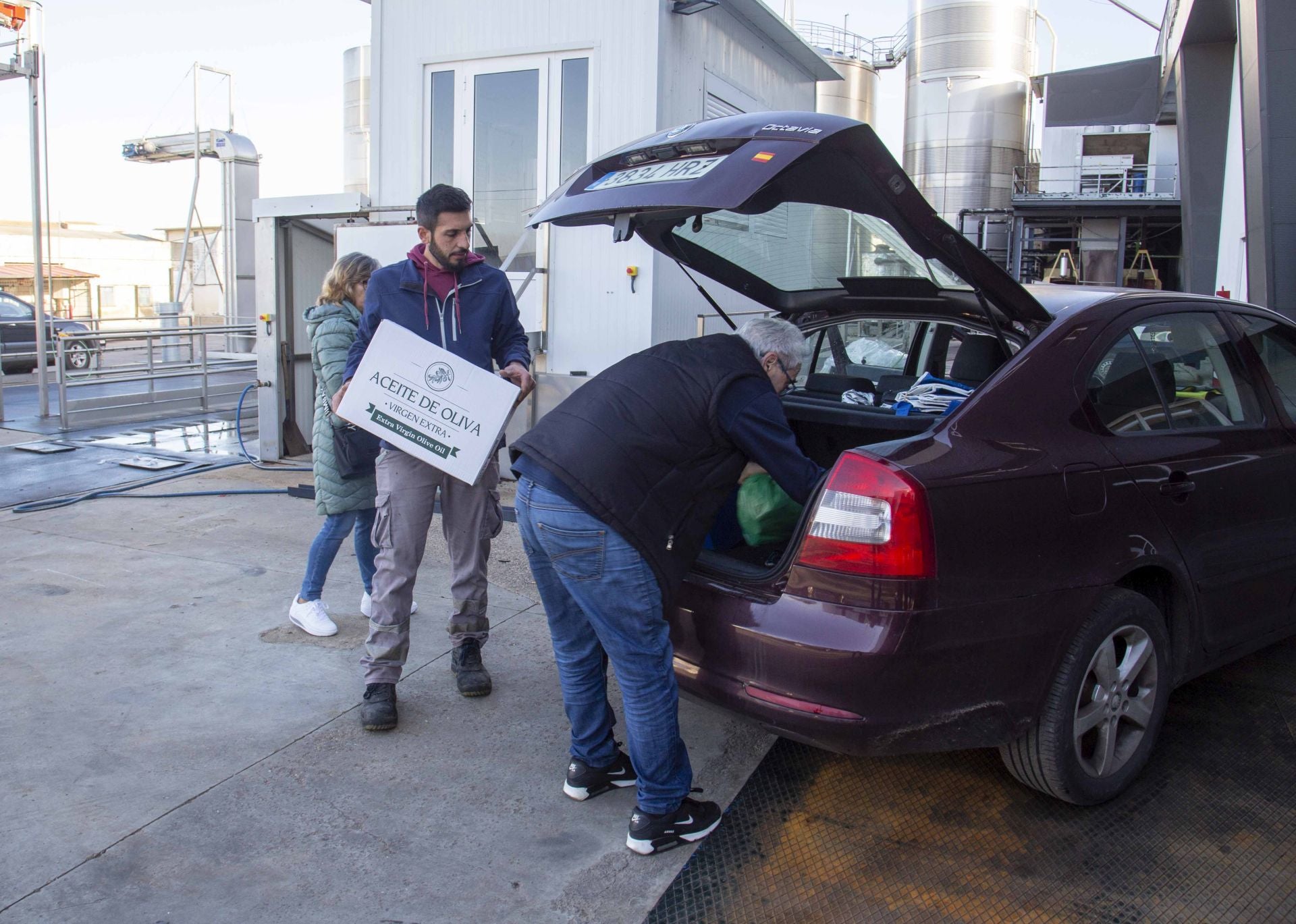 Fotos | Colas en la cooperativa de San Serván para comprar aceite más barato