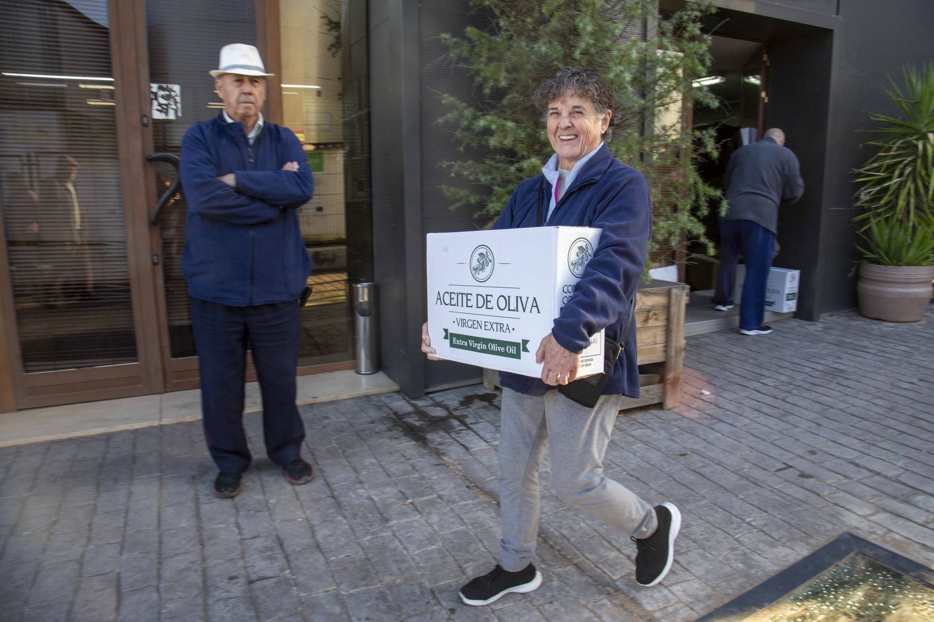 Fotos | Colas en la cooperativa de San Serván para comprar aceite más barato