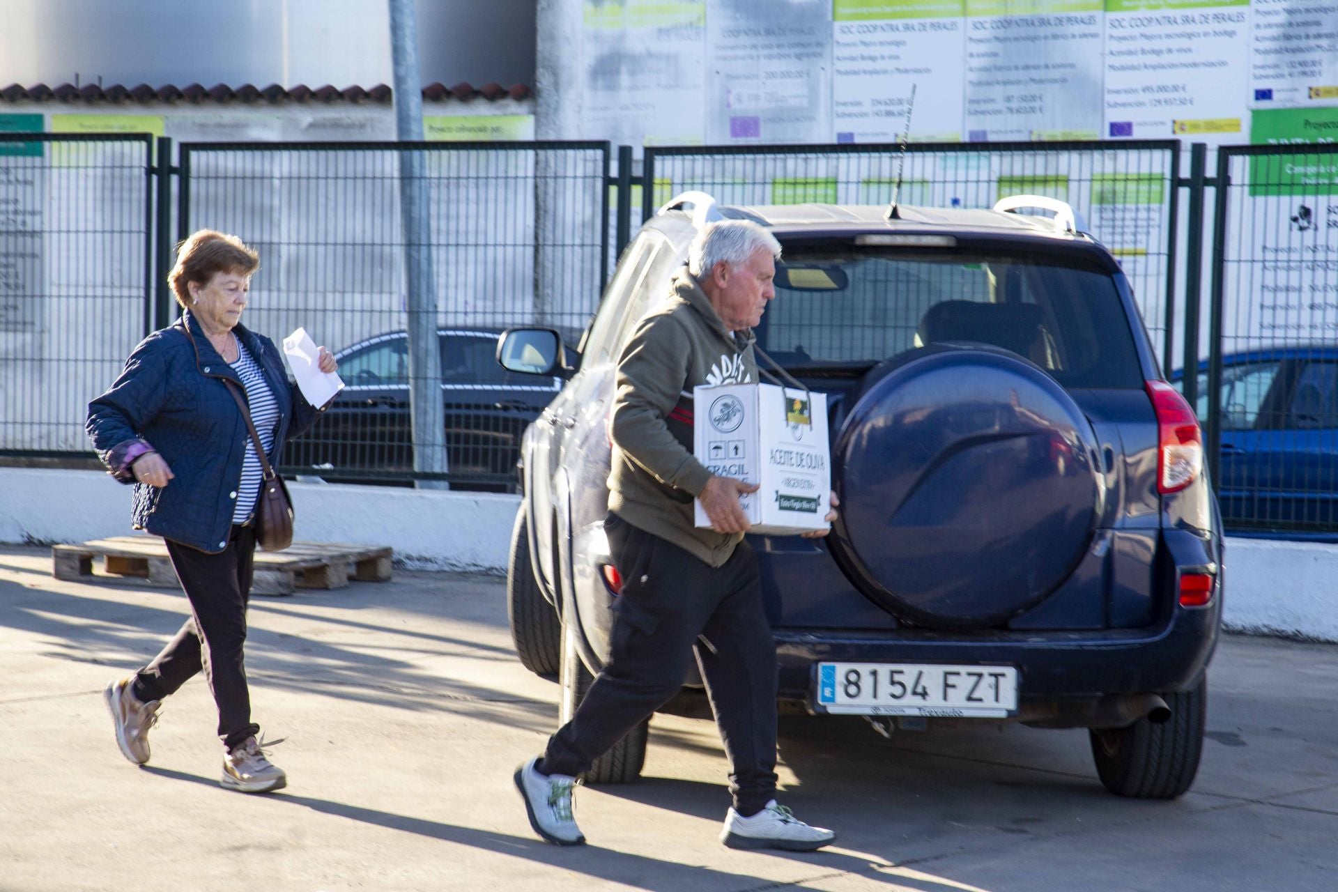Fotos | Colas en la cooperativa de San Serván para comprar aceite más barato