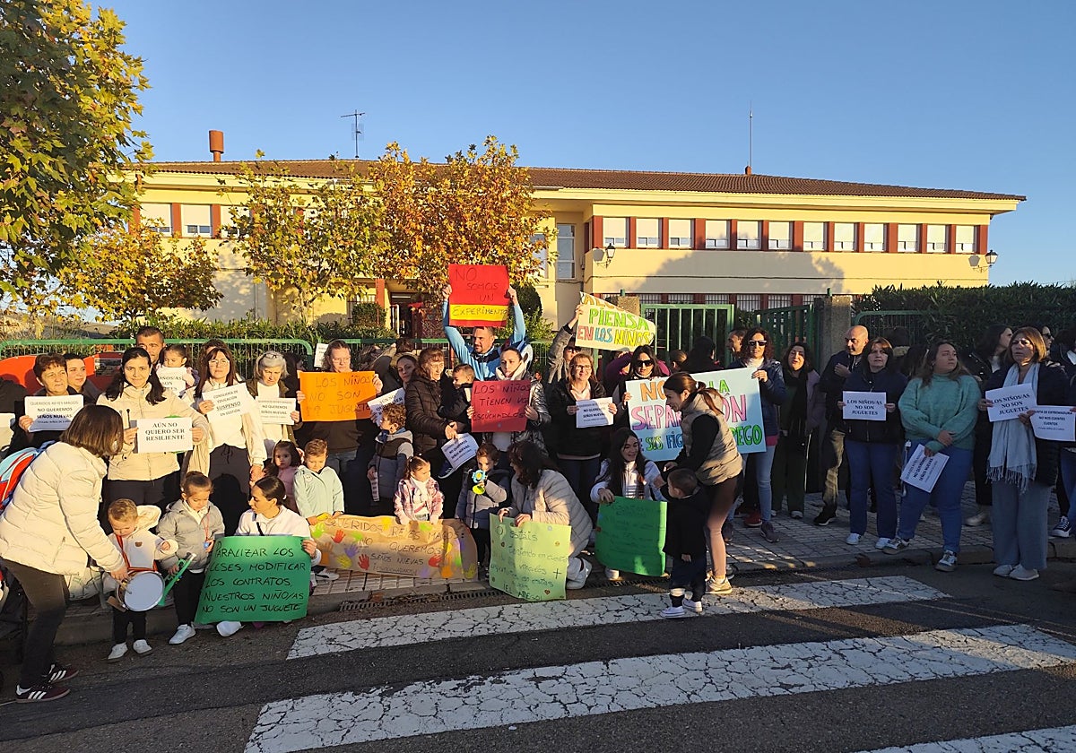 Protesta contra la salida de Técnicos de Educación Infantil frente al colegio de La Coronada, este jueves.