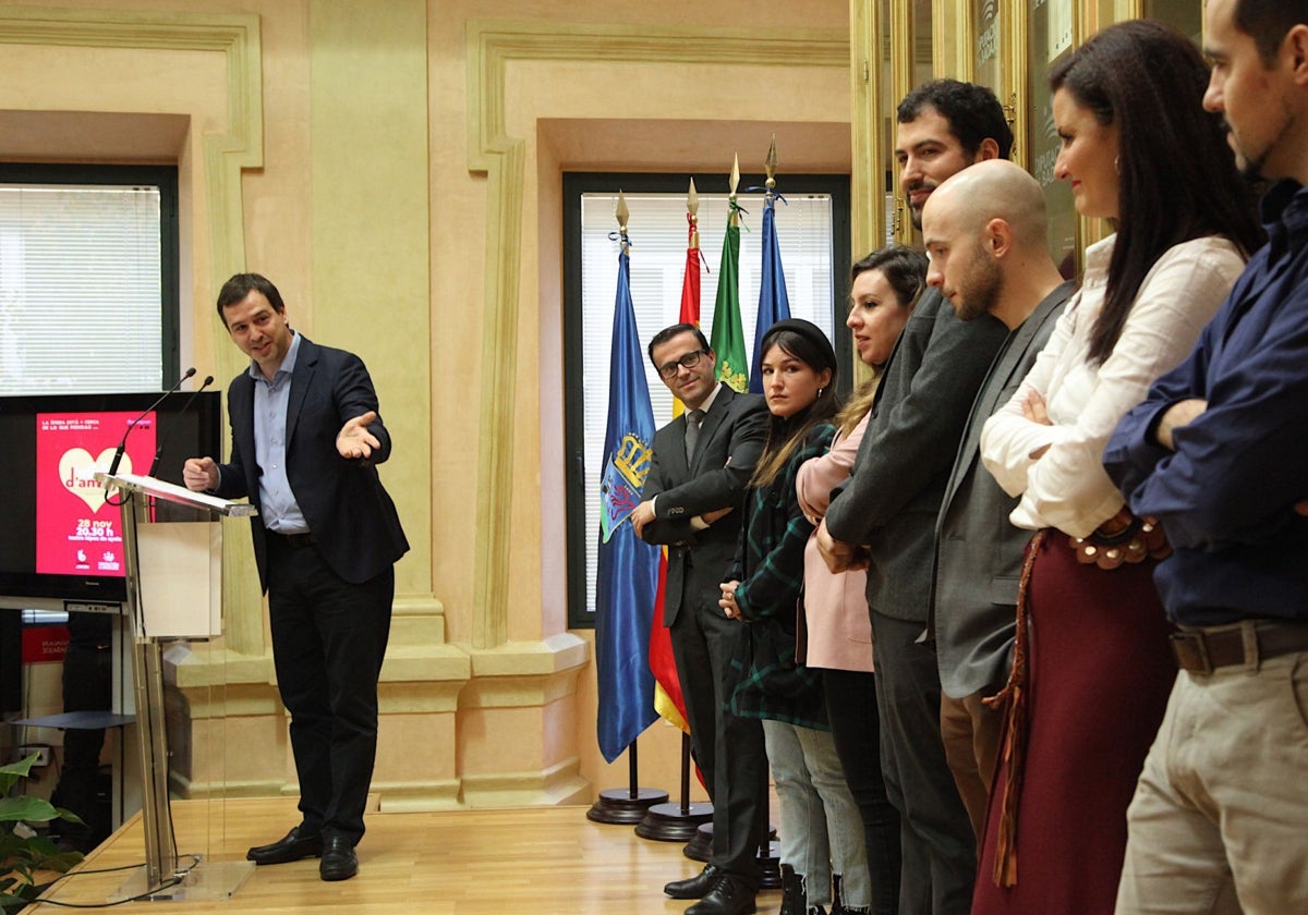 El músico David Azagra y Miguel Ángel Gallardo durante la presentación de actividades culturales de la Diputación de Badajoz.