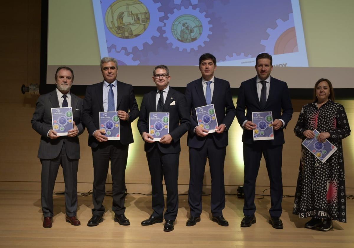 Foto de familia en la presentación de la quinta edición de Quién es Quién en Extremadura.