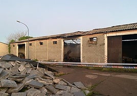 Nave afectada por el incendio.