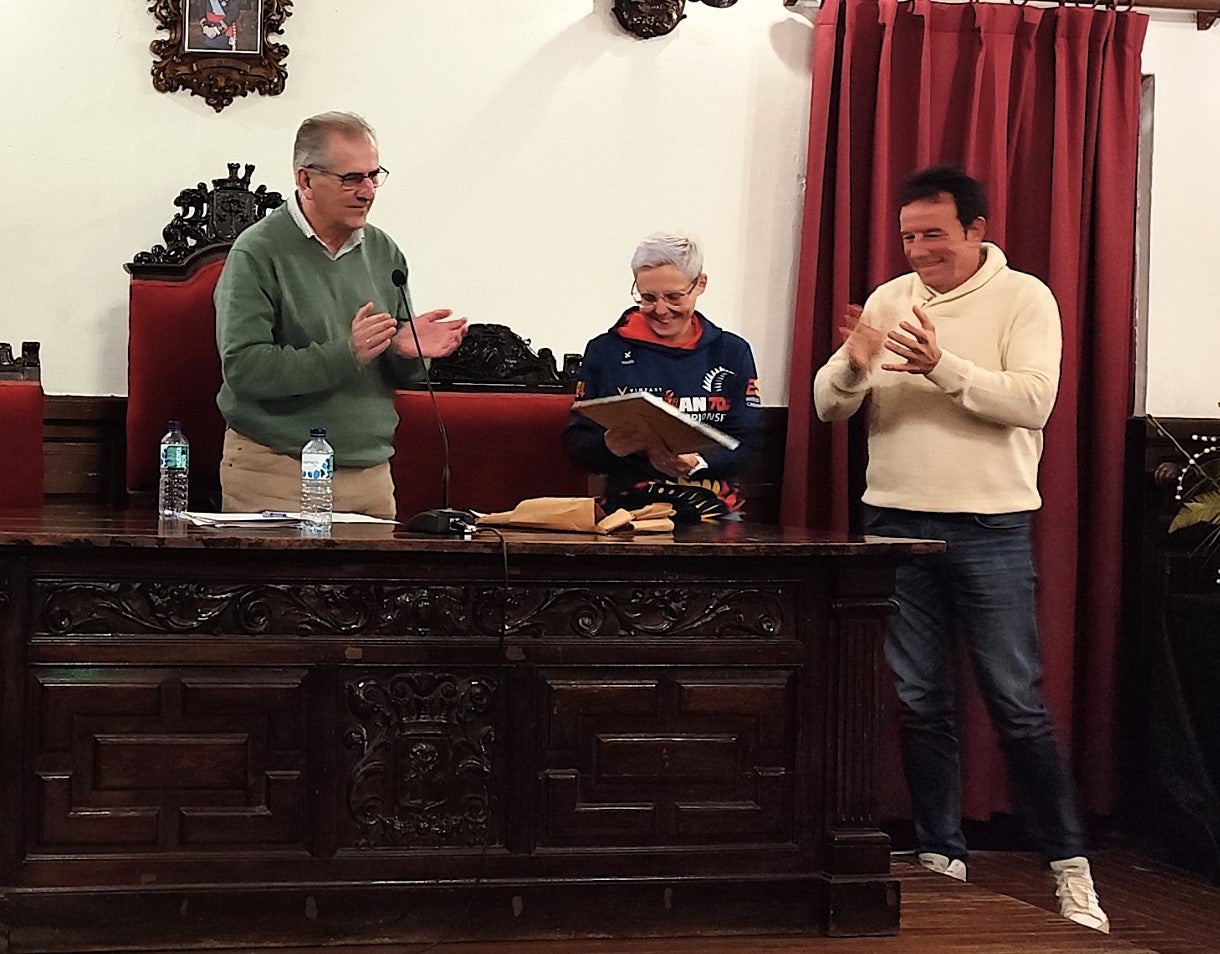 La Corporación deseó suerte a la triatleta Nieves Gemio